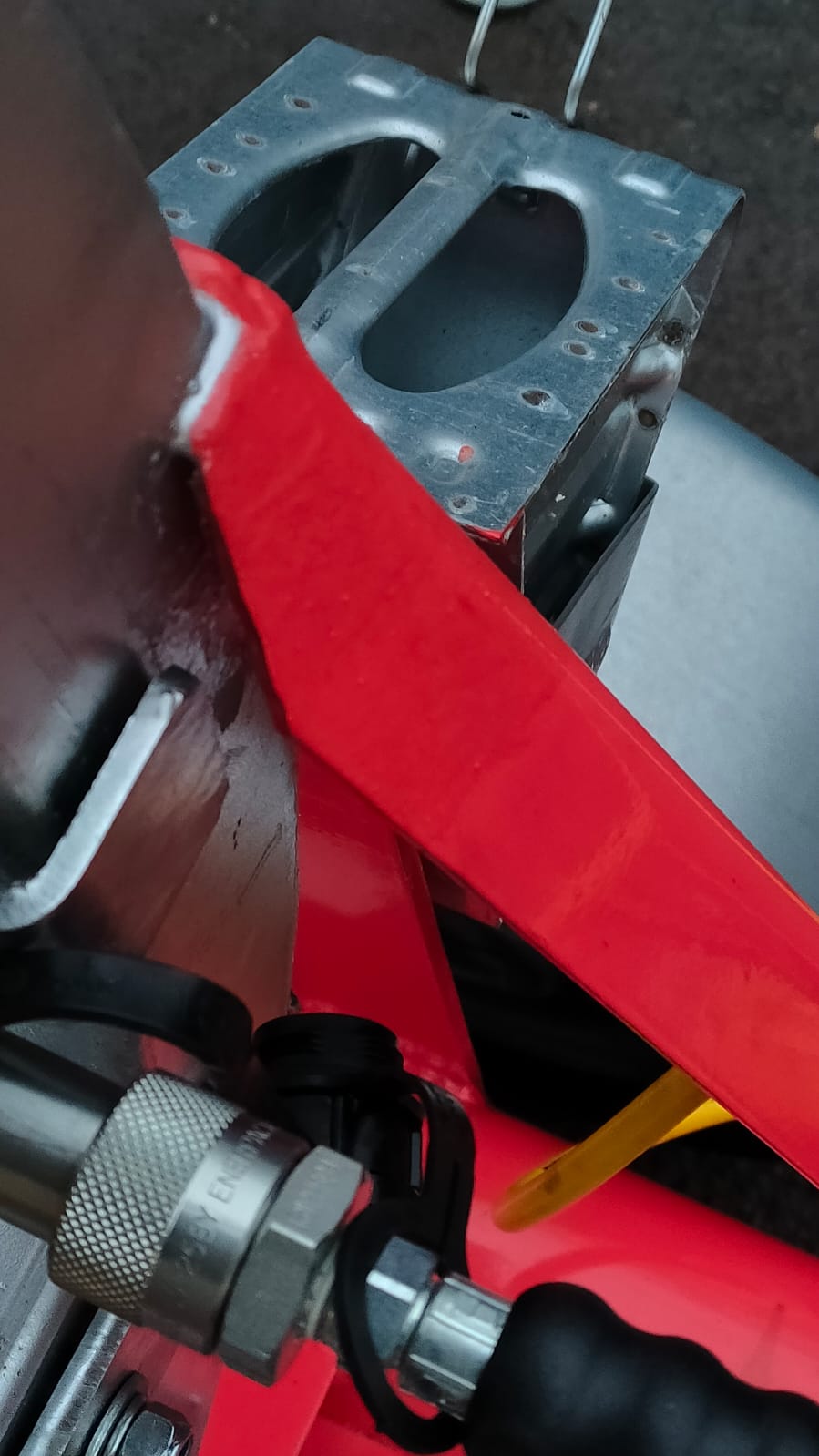 Výcvikový trenažér pro řezání dřevěných kmenů pod napětím - Obrázek 5