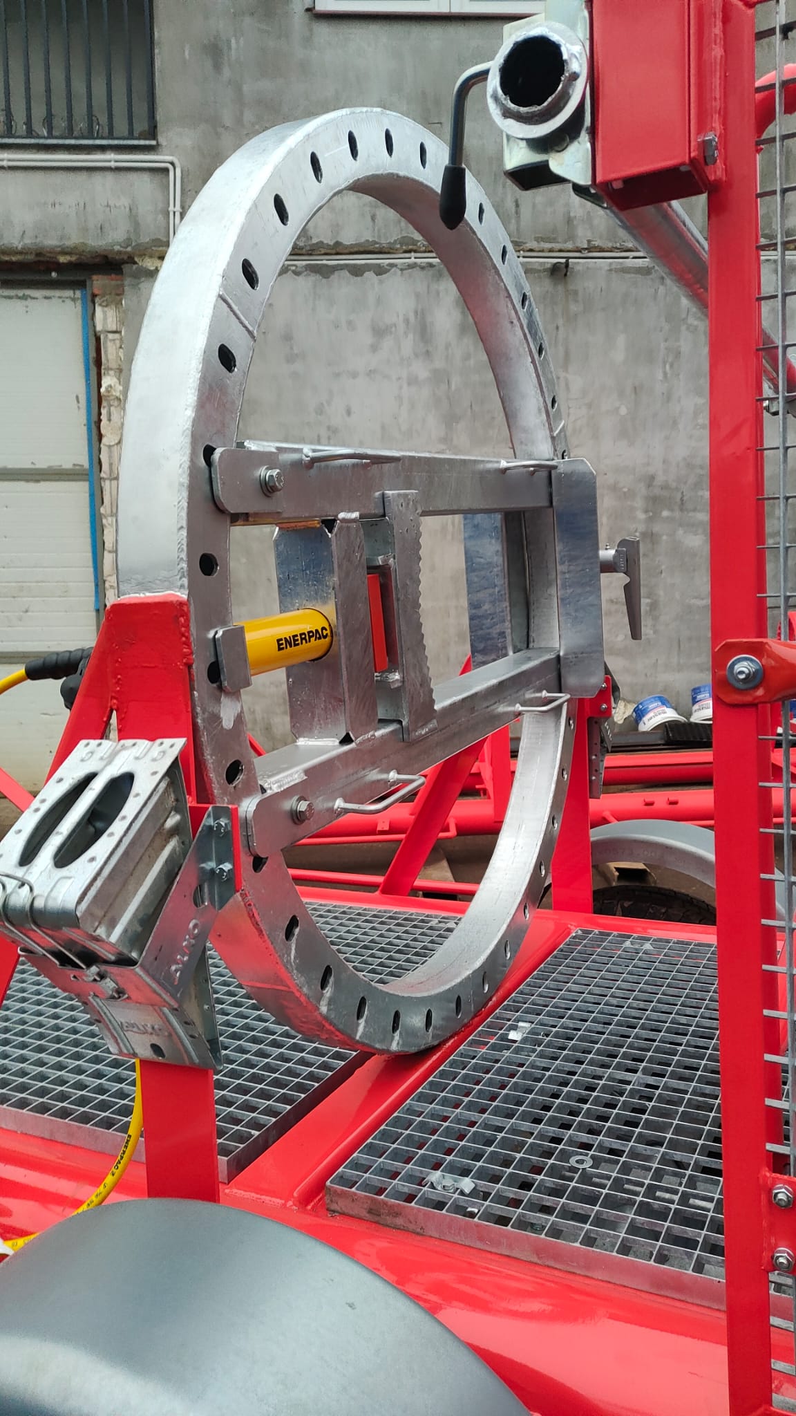 Výcvikový trenažér pro řezání dřevěných kmenů pod napětím - Obrázek 6